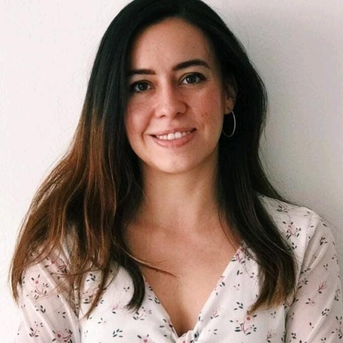 Ana Paula Pérez Castellá — {t('about.role', locale)}